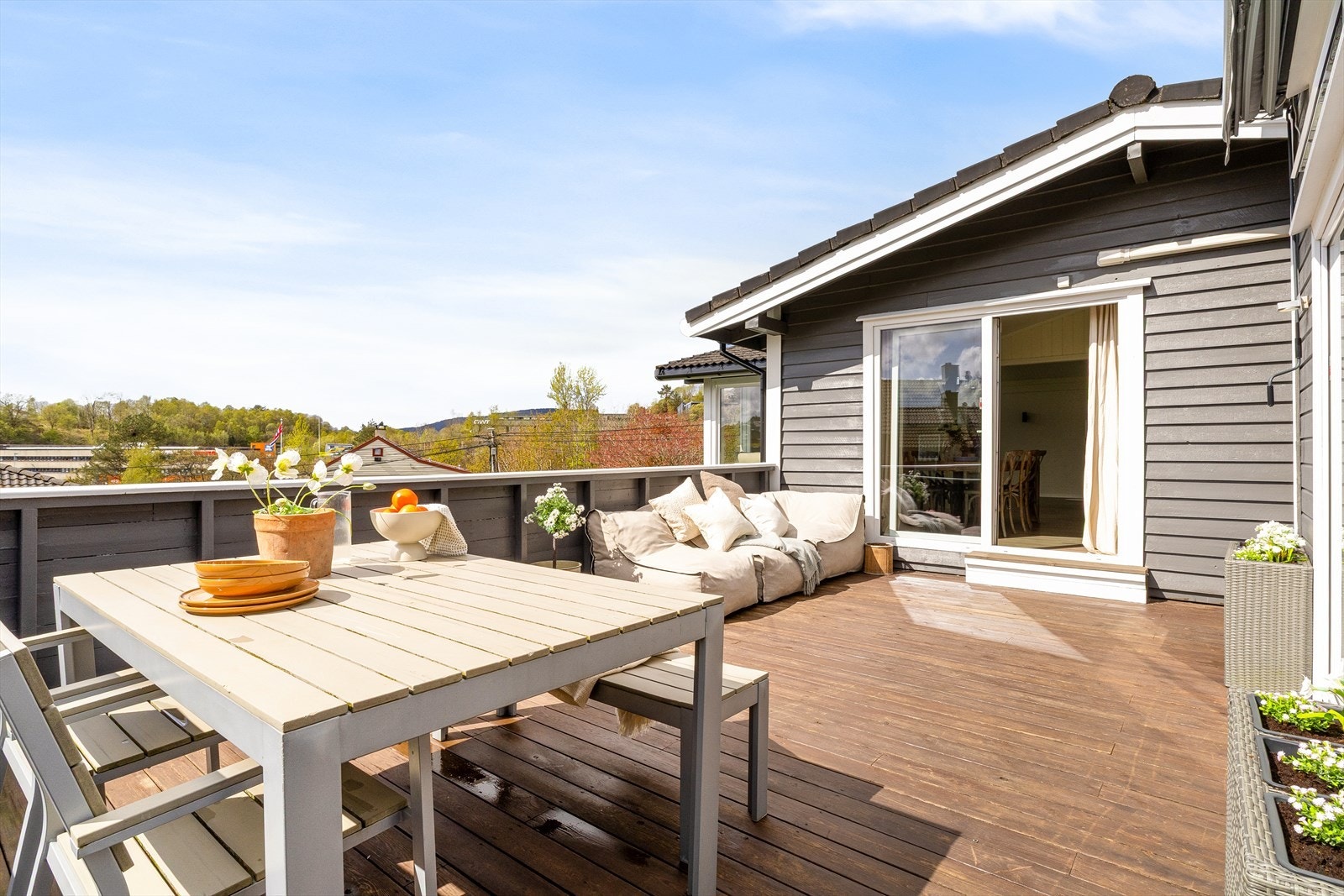 Terrassen har gode muligheter for møblering og kan fint innredes i ulike soner. Galleribilde