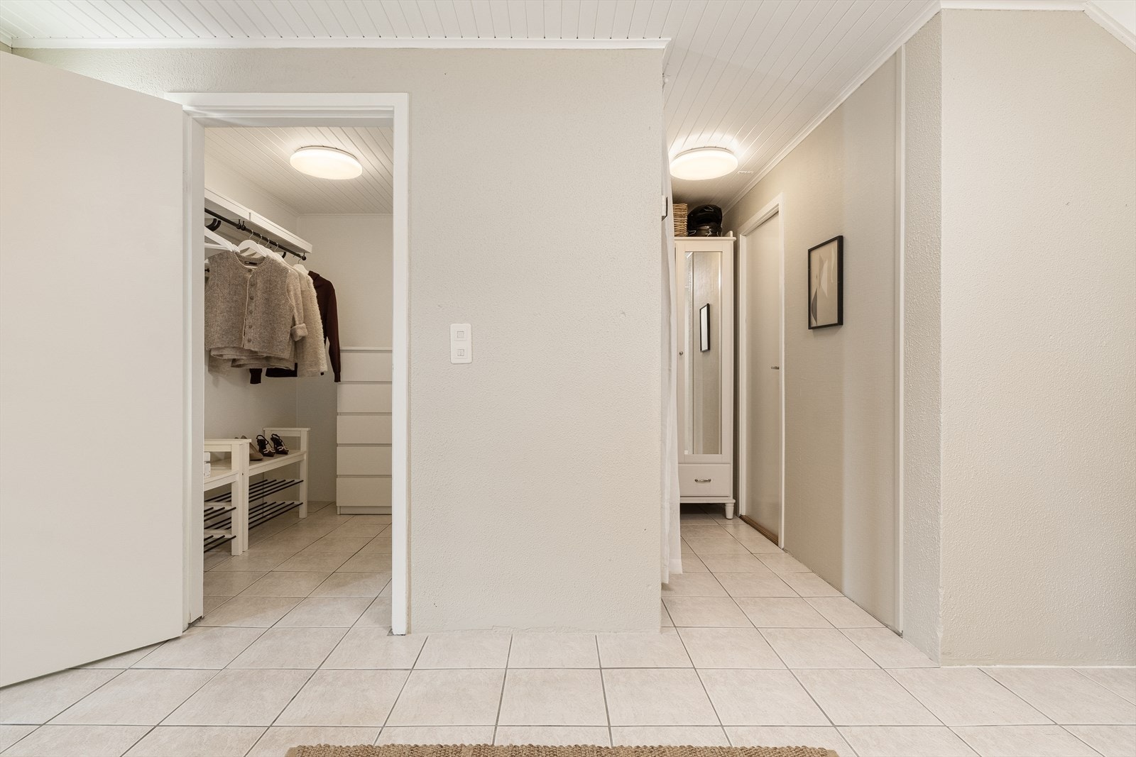 Walk-inn garderobe med praktiske hyller og oppheng gir god oppbevaringsplass. Galleribilde