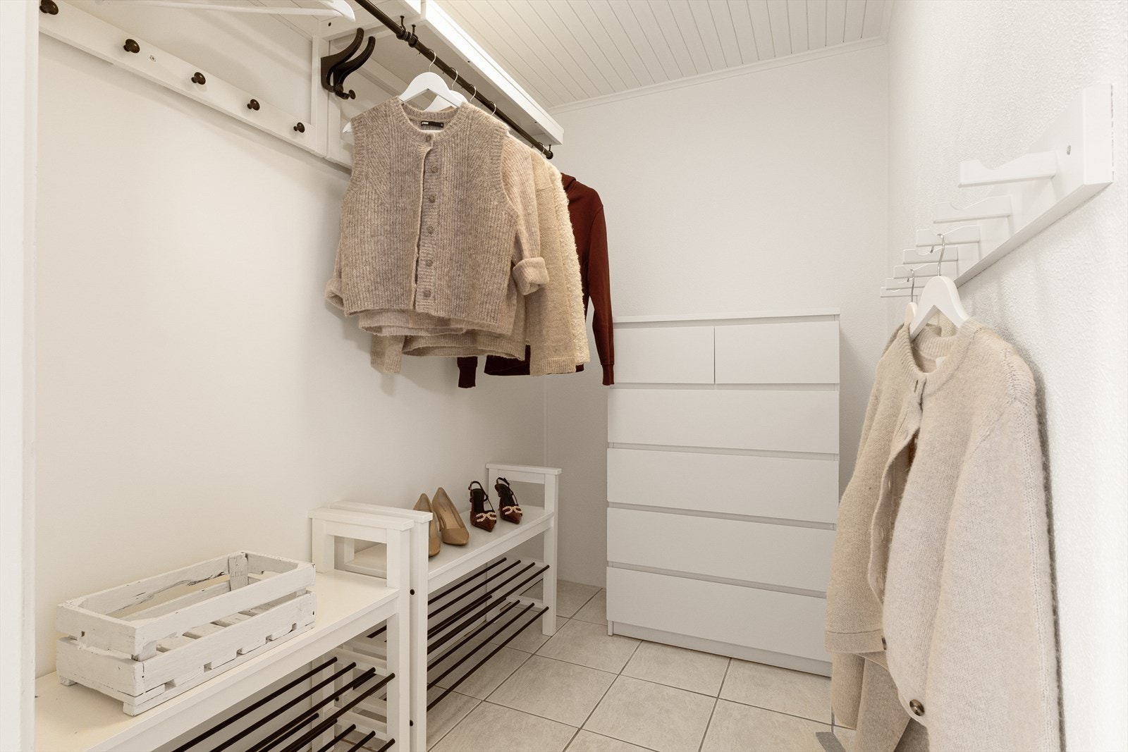 Walk-inn garderoben gjør det enkelt å holde entréen ryddig og ren. Galleribilde