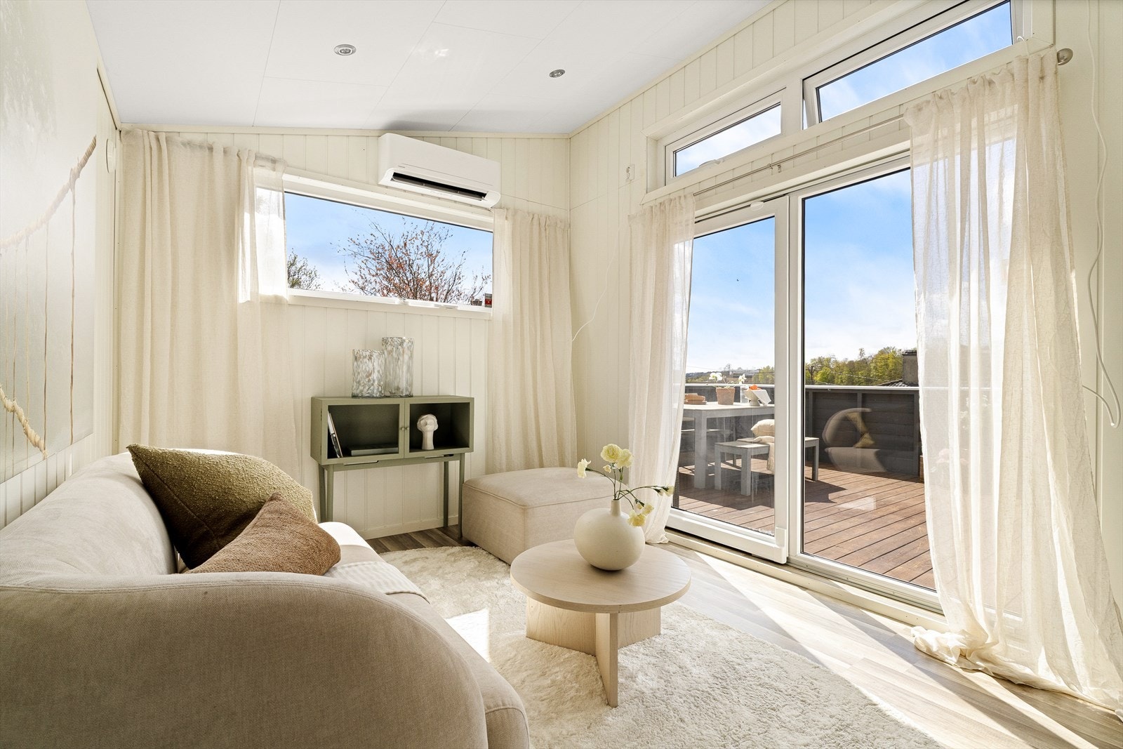 På terrassen finner du også en hagestue på 10,6 m². Galleribilde