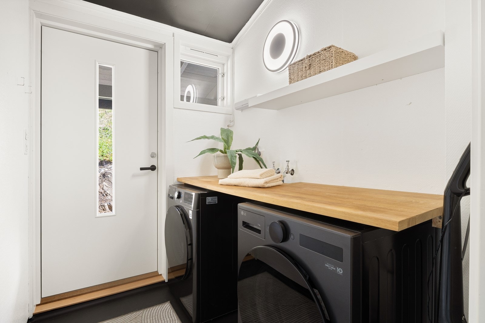 Boligen har et eget vaskerom med plass til diverse oppbevaring. Galleribilde