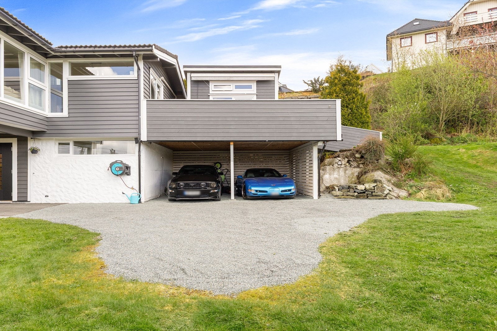 Carport med plass til to biler i tillegg til flere oppstillingsplasser på tomten. Galleribilde