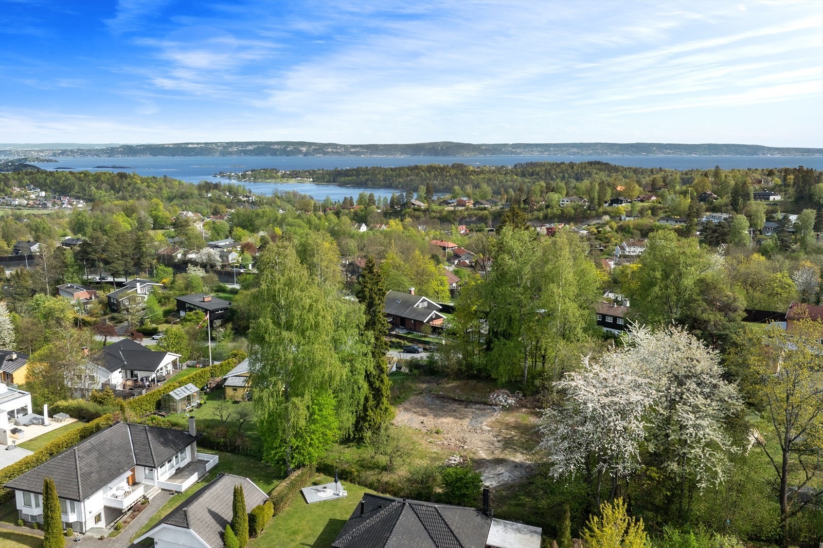 Det er godkjent rammetillatelse for bolig med sekundærenhet. Galleribilde