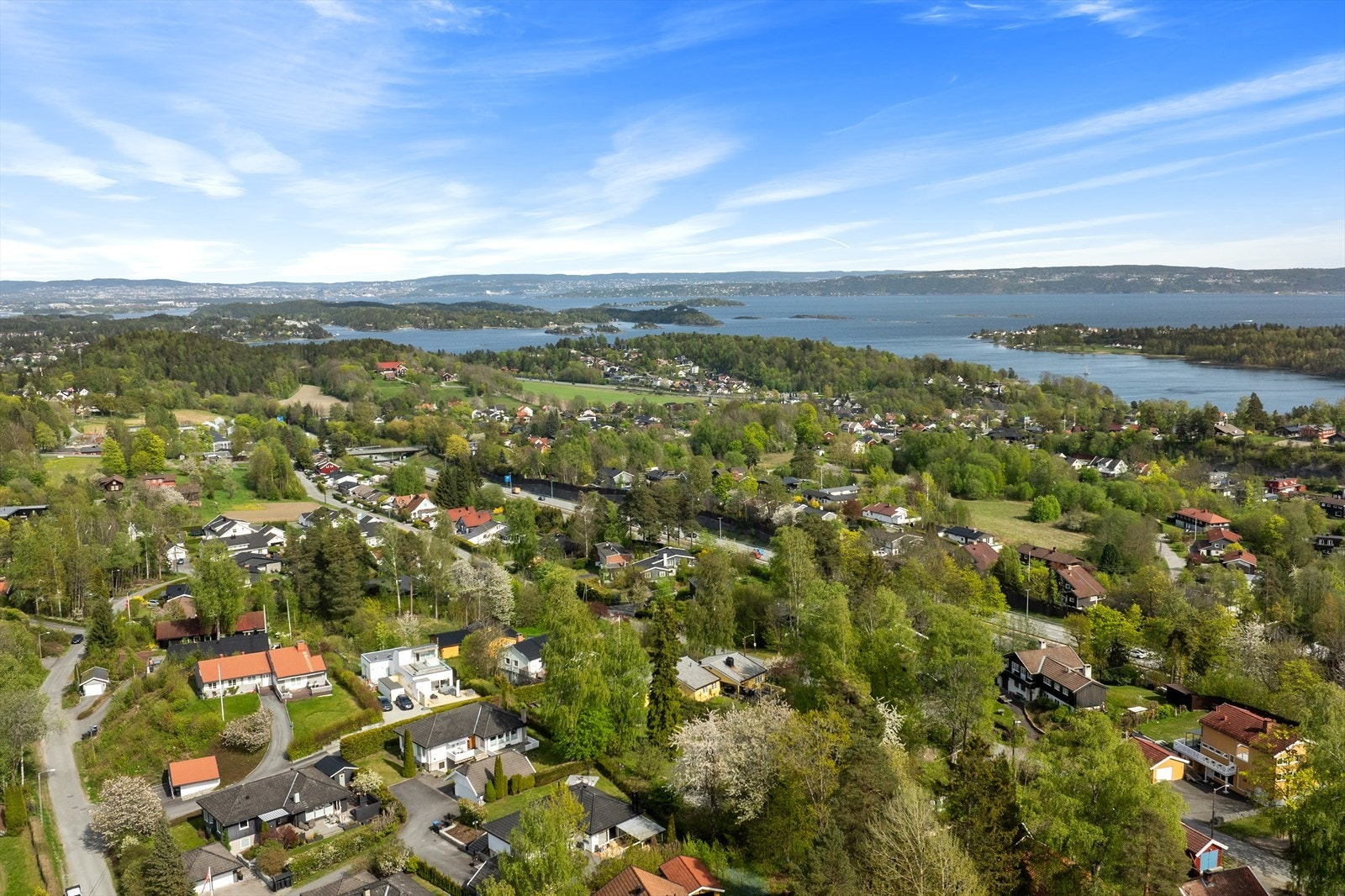 Vidstrakt utsikt over Asker og innover Oslofjorden. Galleribilde
