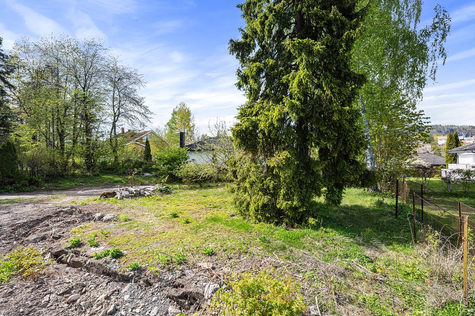 Tomtens topografi gir et godt grunnlag for spennende arkitektoniske løsninger og godt utsyn. Galleribilde