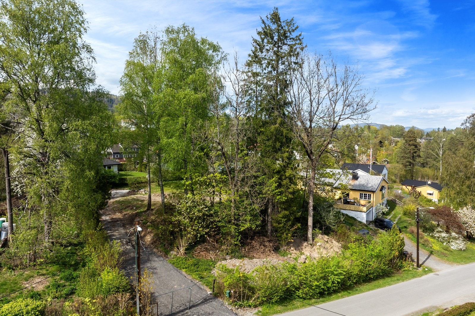 Eiendommen ligger i et område preget av grønne lunger og spredt bebyggelse. Galleribilde