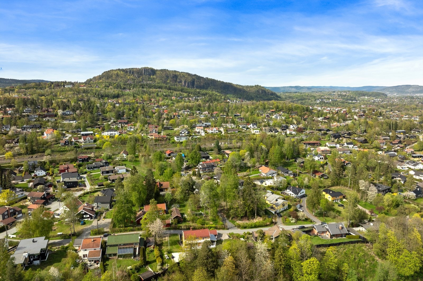 Området er karakterisert av eneboliger og store, grønne tomter. Galleribilde