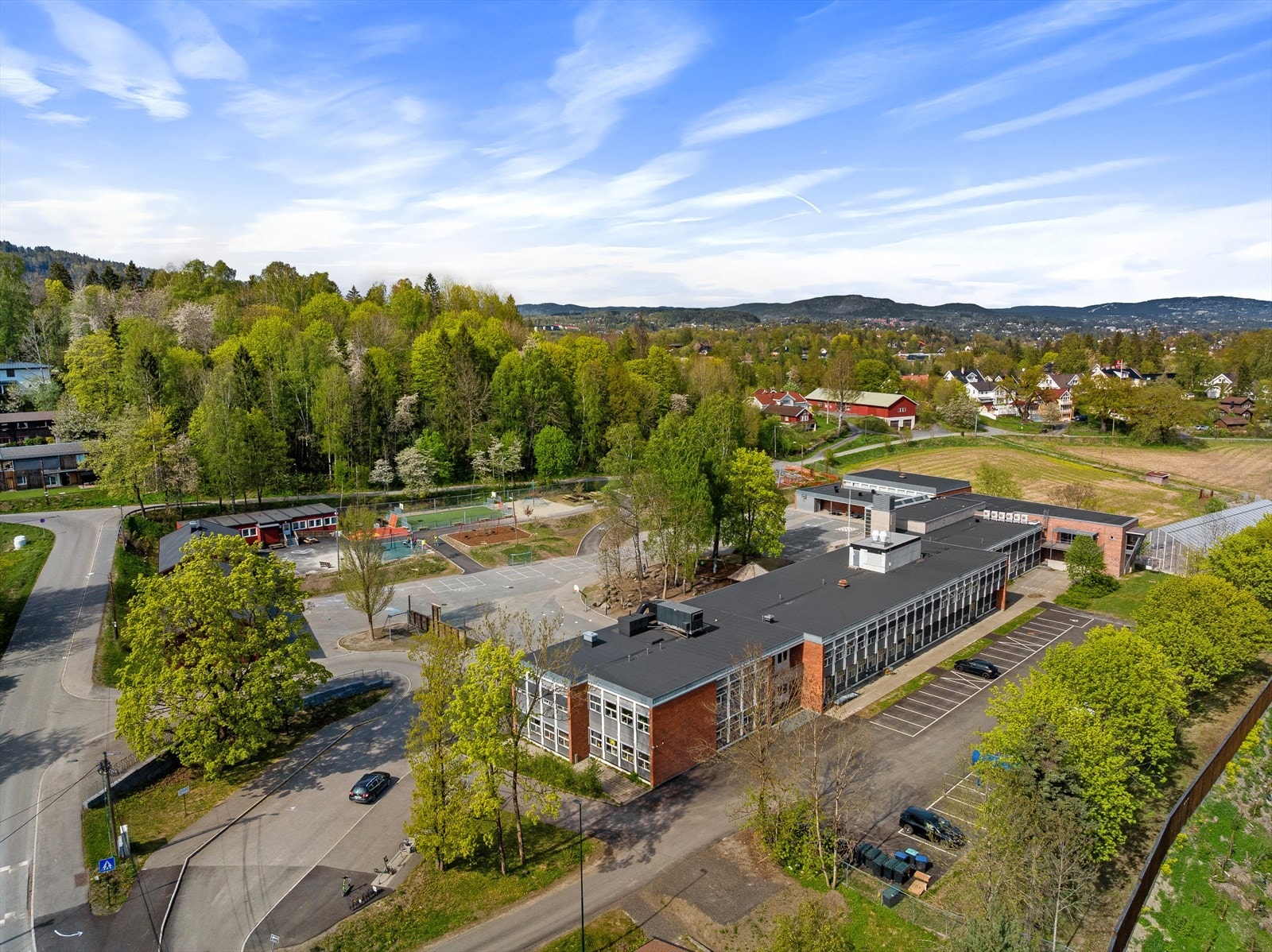 Kort gangavstand til Hofstad skole (1-7 kl.), som ligger trygt til i nabolaget. Galleribilde