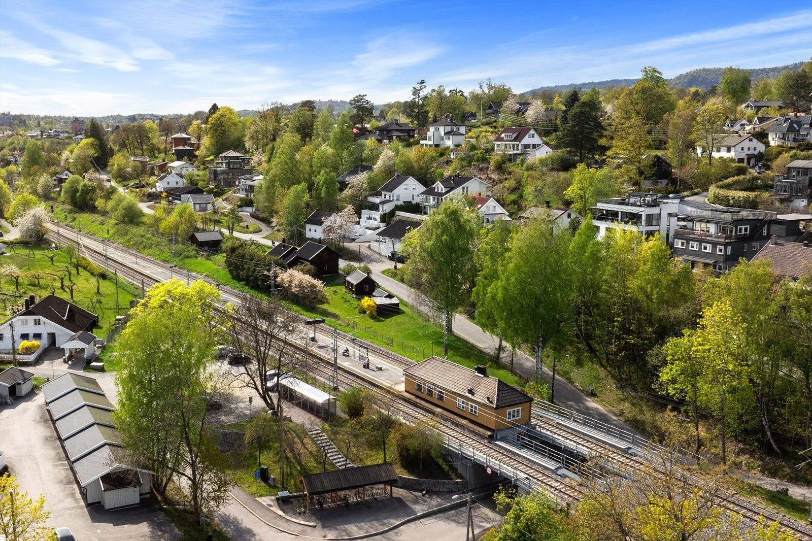 Høn stasjon ligger kun 6 minutters gange unna, med hyppige avganger på linje L1 mot Oslo S. Galleribilde