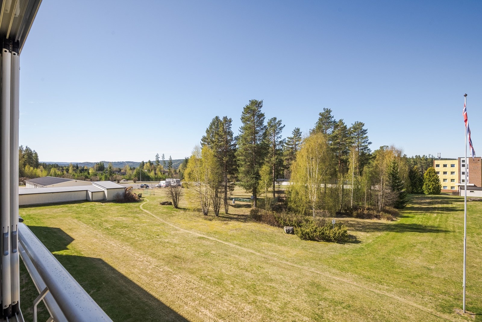 Beliggenheten i byggets 3. etasje og mot vest sørger for gode solforhold på ettermiddag og kveld. Galleribilde