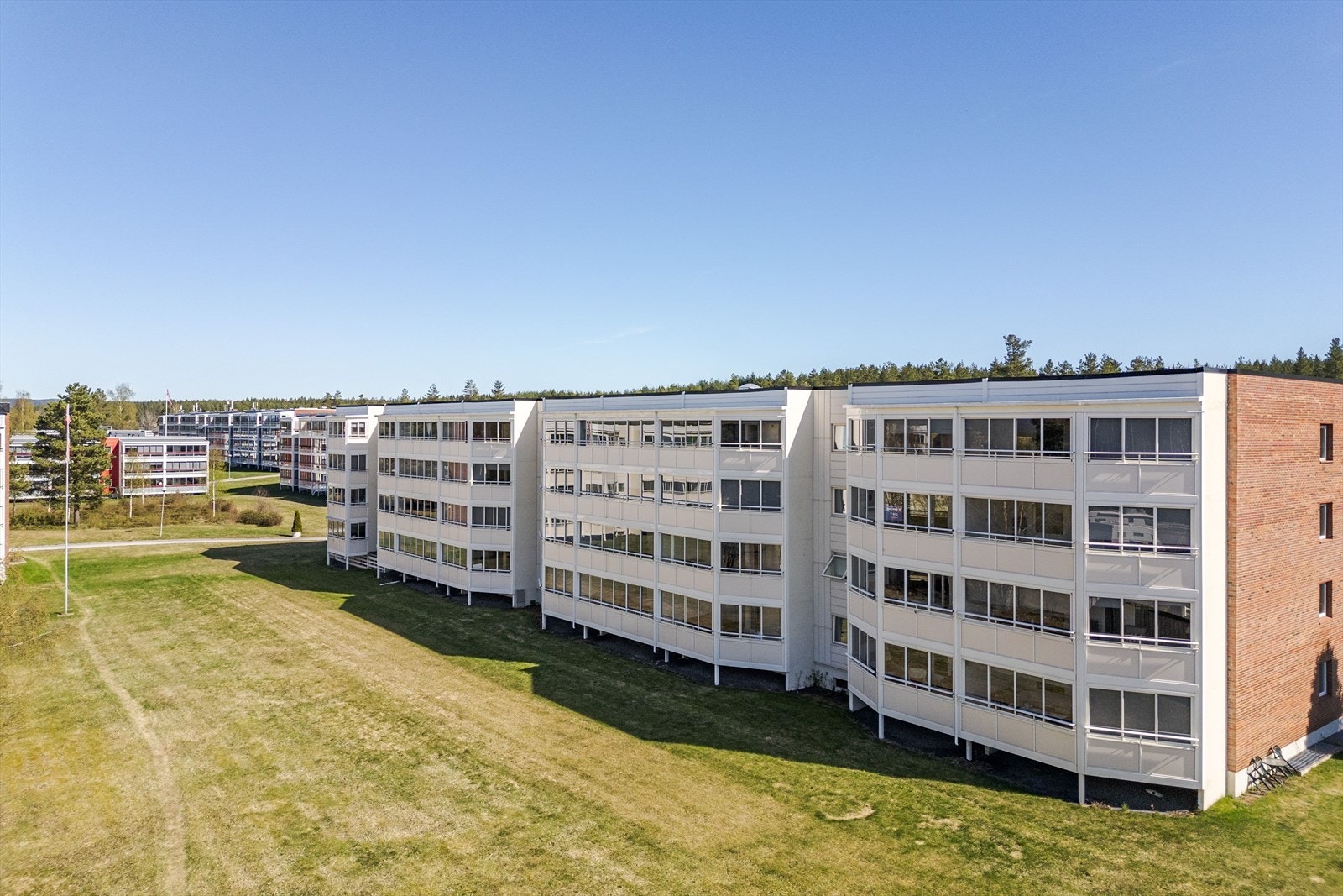 Fellesområdet i borettslaget er godt tilrettelagt for beboerne med både benker og lekeområder for fri utfoldelse og lystig lek. Det er flere barnehager i bydelen og kort veg til skoler. Bybussen passerer tre holdeplasser rundt borettslaget hver halvtime. Galleribilde