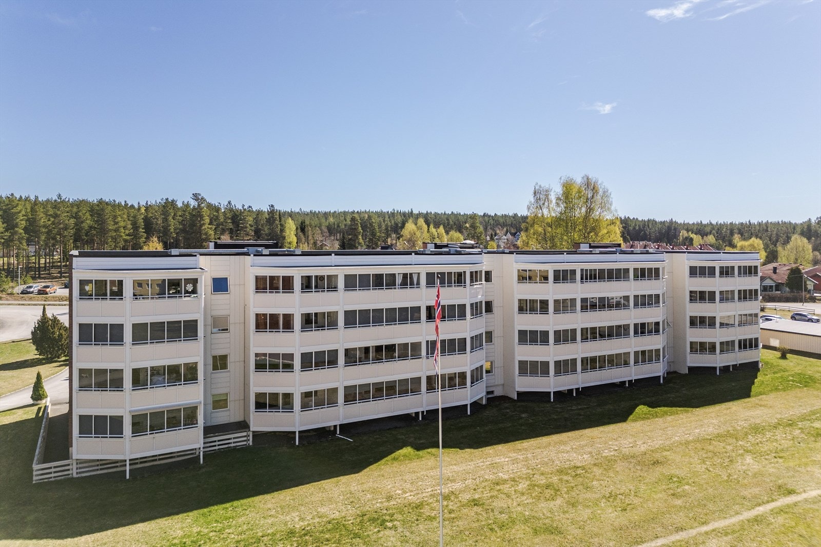 Tomten er pent opparbeidet med store grøntarealer, beplantning, prydbuser, flere sittegrupper, lekeplass for de minste beboerne og fotballbane. Det er asfalterte stier, veier og parkeringsområde. Forøvrig noe naturtomt. Galleribilde