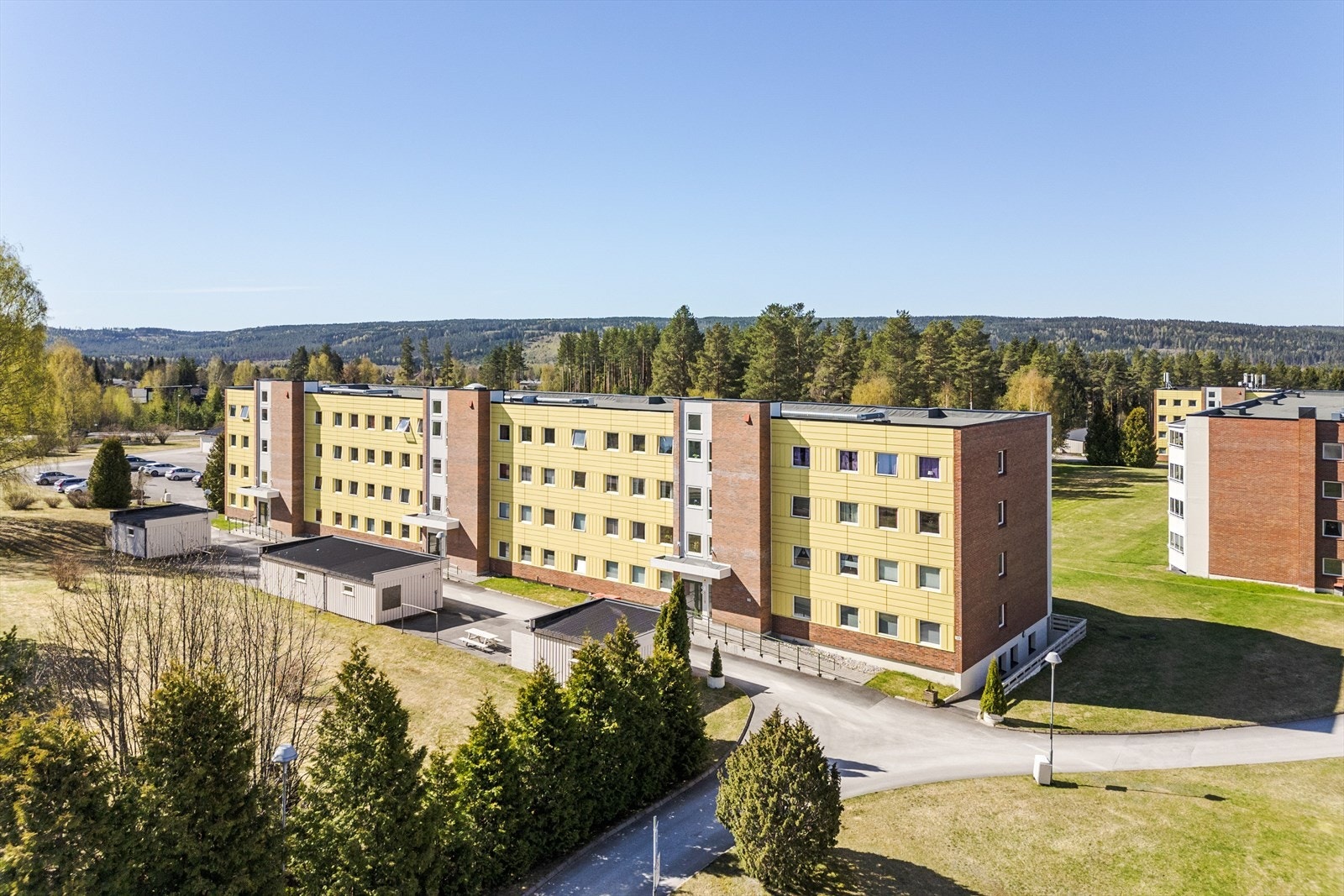 Leiligheten ligger fint til i et veletablert boligområde på Mastmoen med nærhet til bymarka. Nærmest umiddelbar nærhet til populære friluftsområder i Svartholtet, samtidig kun ca. 2 km til Elverum sentrum med alle byfasiliteter. Galleribilde