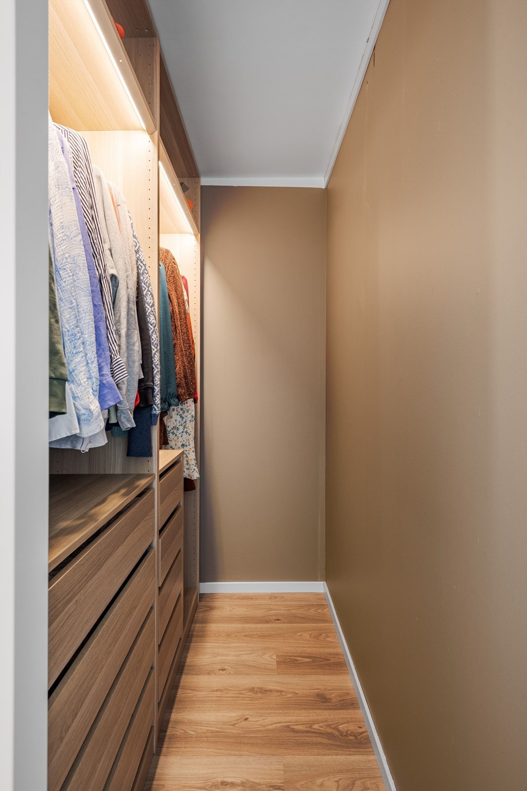 På soverommet er det etablert walk-i-closet med god oppbevaringsplass i flott åpen garderobeløsning. Galleribilde