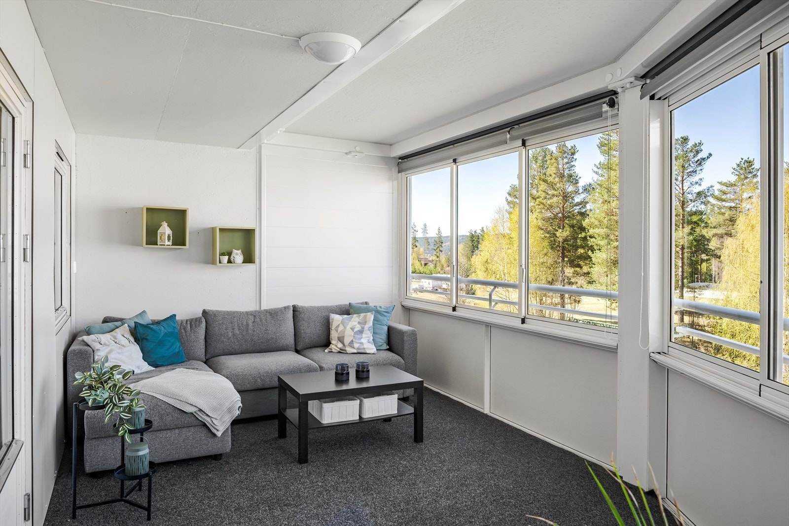 Fra stuen har du utgang til en fin innglasset balkong på 15m² mot vest. Siden balkongen er innglasset blir dette et ekstra rom som kan brukes store deler av året. Galleribilde