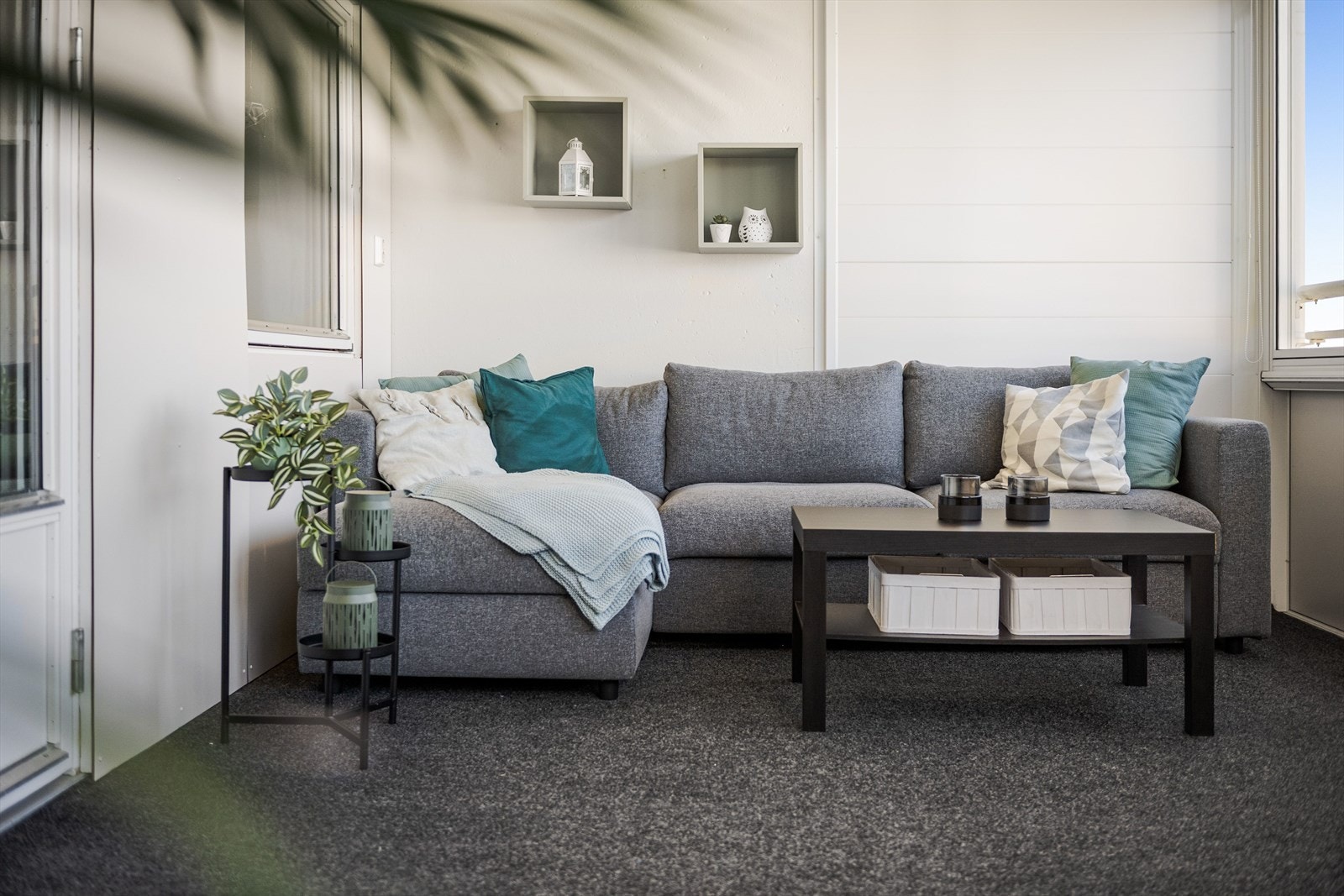 Balkongen har betonggulv dekket med teppe, lysmalte overflater og rekkverk med skyvbare glassfelt fra 2011. Det er også montert belysning og strøm. Galleribilde