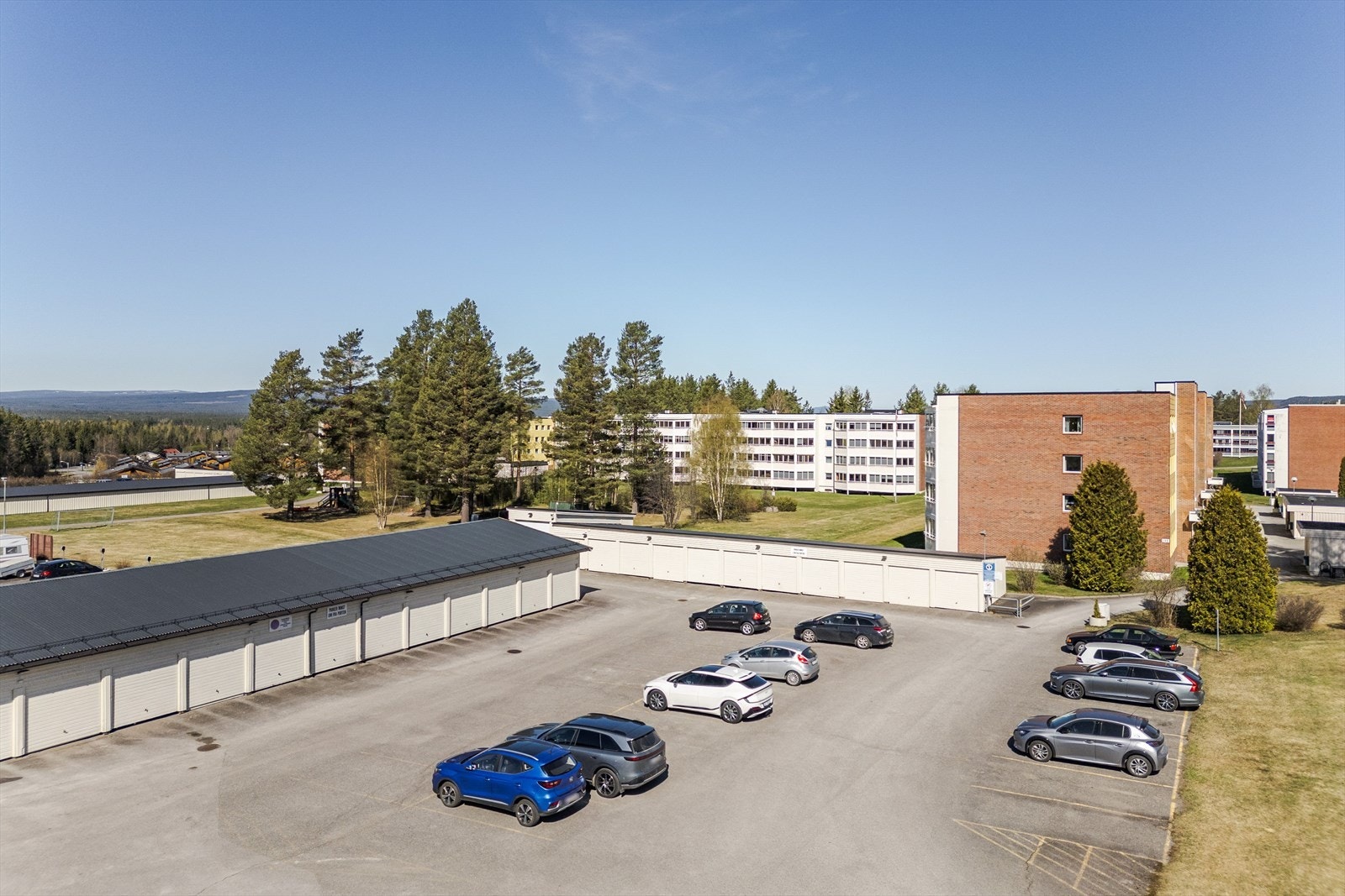 Borettslaget eier og leier ut 60 garasjer til beboerne etter liste. Garasjeleie/parkeringsleie og administrasjonskostnader belastes andelseier etter gjeldende satser. Parkering skjer ellers på felles parkeringsområder for borettslaget. Galleribilde