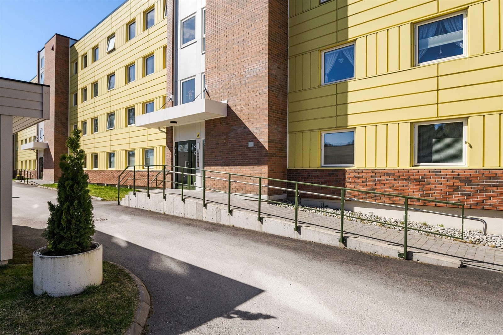 Overbygget inngangsparti med callinganlegg. Galleribilde