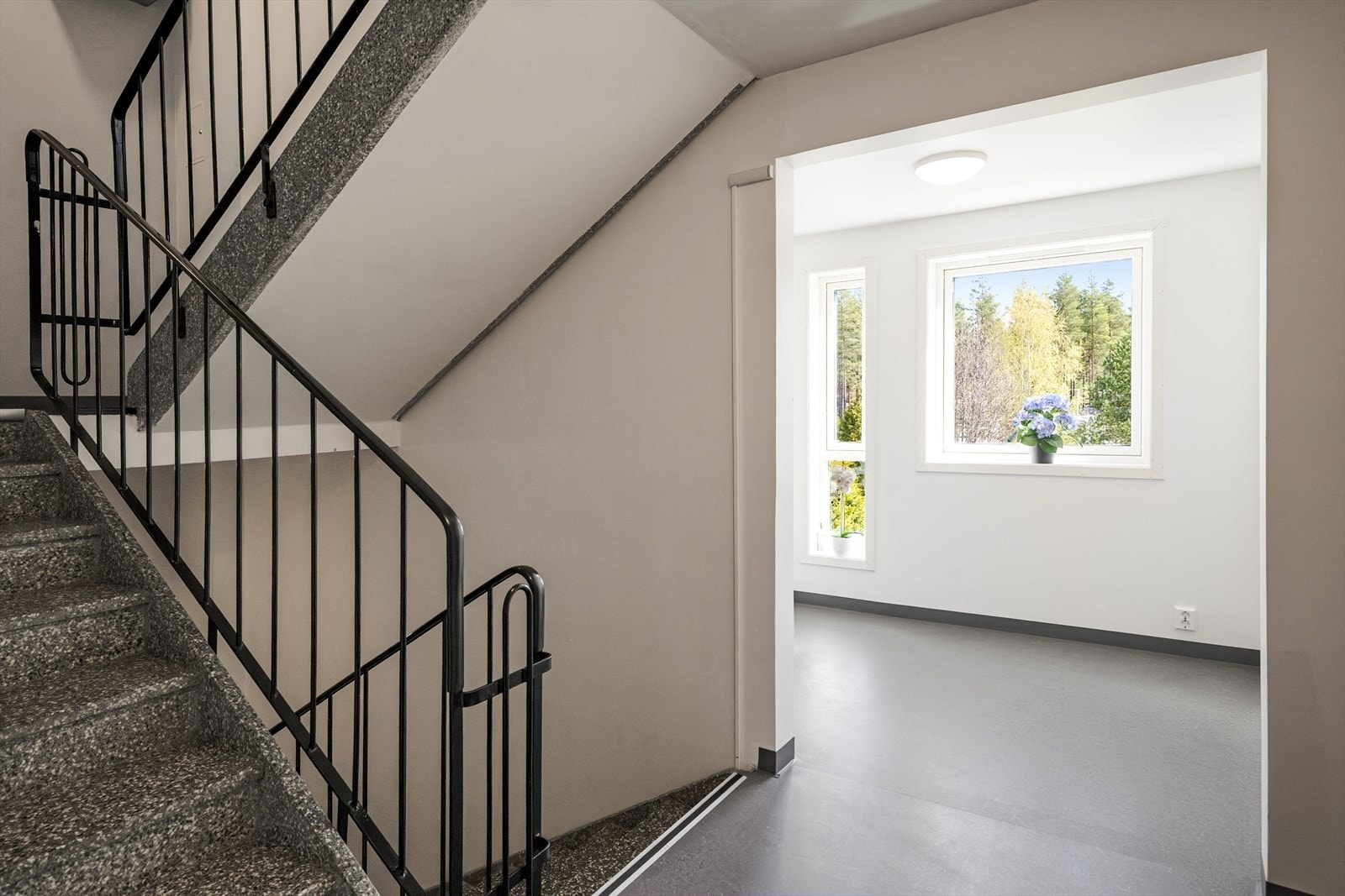 Du tar deg opp til leiligheten i byggets 3. etasje via felles trapperom med heis. Galleribilde