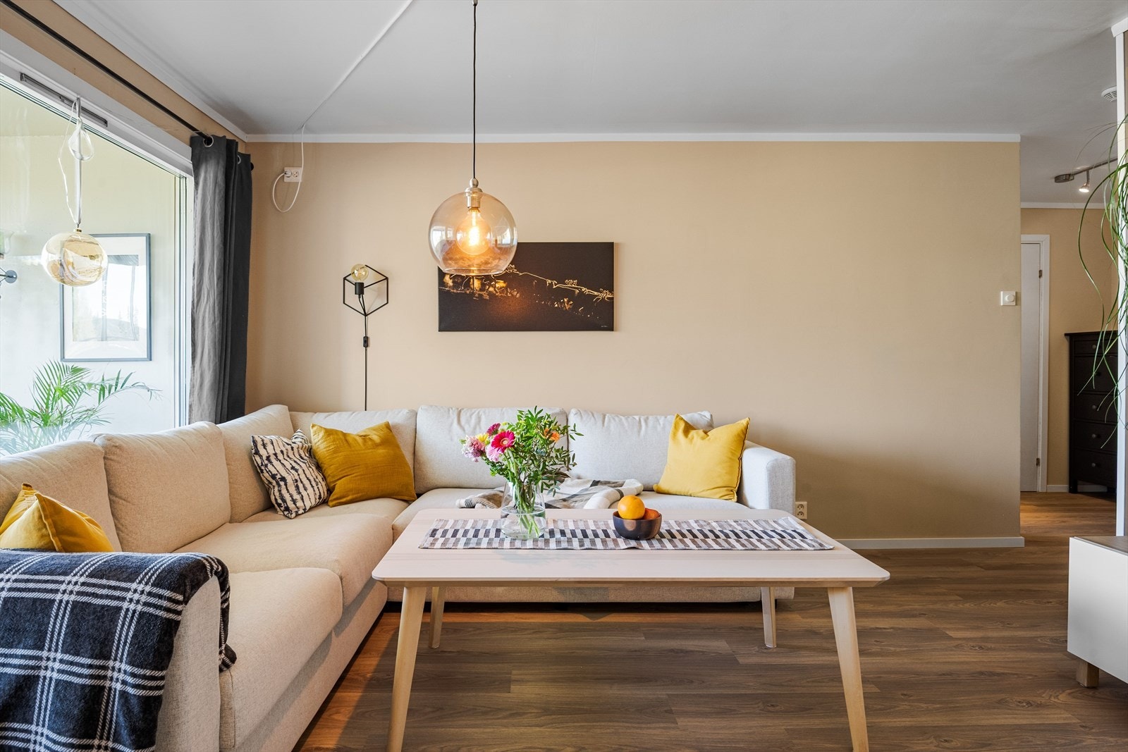 En lys og pen 2-roms leilighet med god standard. Leiligheten ligger i byggets 3. etasje med heisadkomst, og har en god planløsning som utnytter plassen optimalt. Galleribilde
