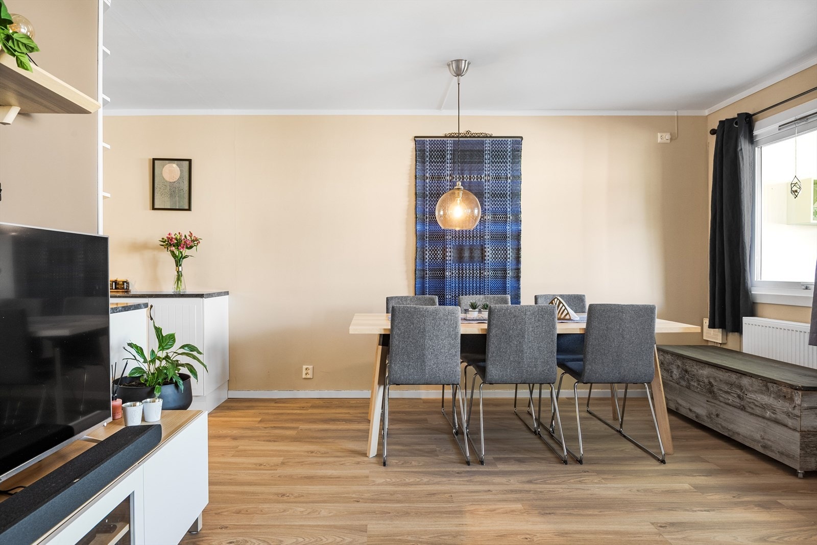 Leiligheten holdes god og lun på vinterstid med fjernvarme til radiatorer (nye i 2023). Oppvarming med fjernvarme og varmtvann (kr. 1 227,-) er inkludert i felleskostnadene. Galleribilde