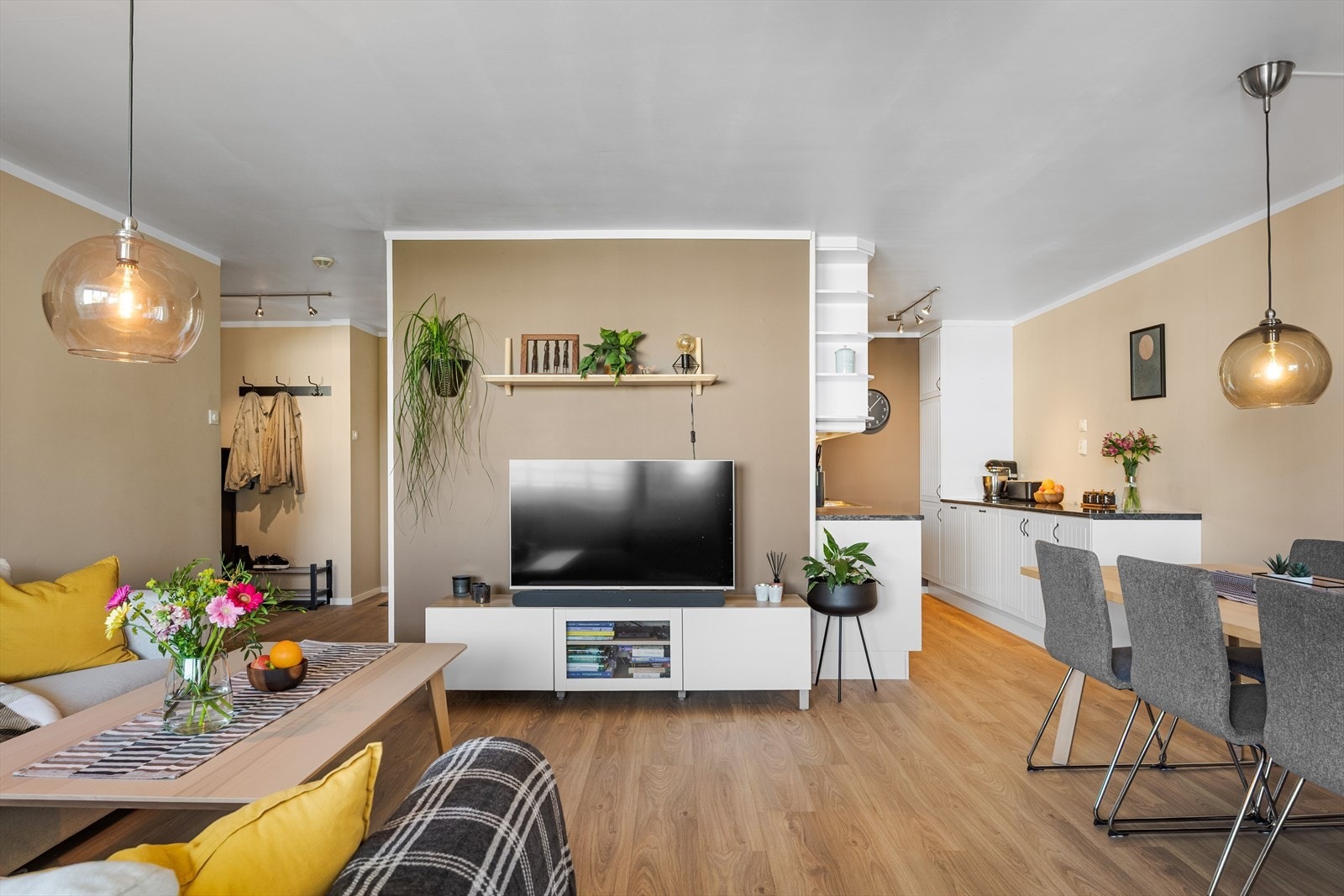 Stuen er enkel å møblere med sofagruppe med salongbord, mediemøblement med tv og et spisebord. Galleribilde