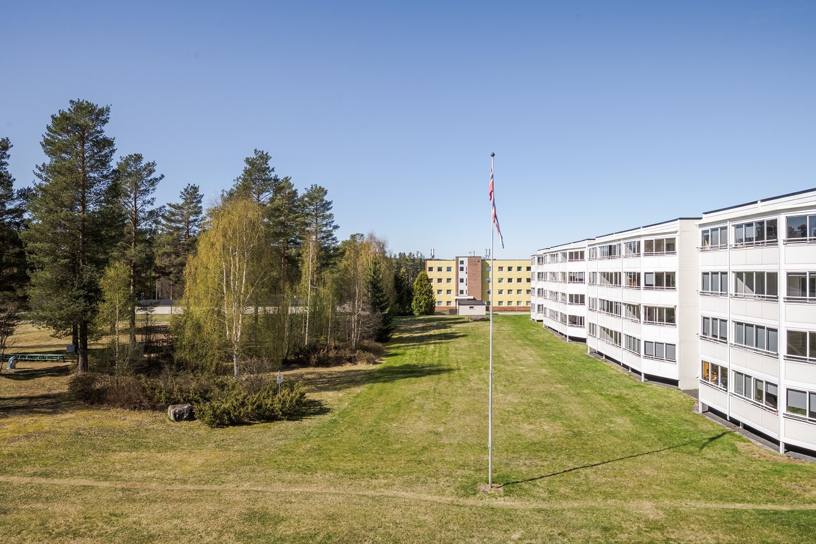Hyggelig utsyn over borettslagets store og grønne fellesarealer. Galleribilde