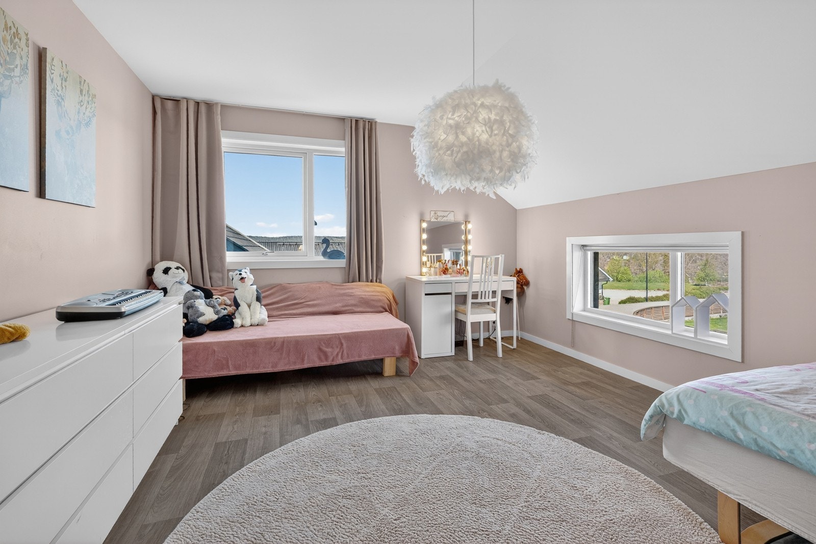 og slette, listefrie flater - malt i duse, delikate farger Galleribilde