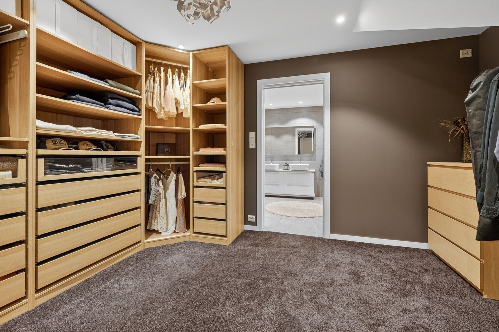 Walk-in garderobe i tilknytning til hovedsoverom og bad Galleribilde