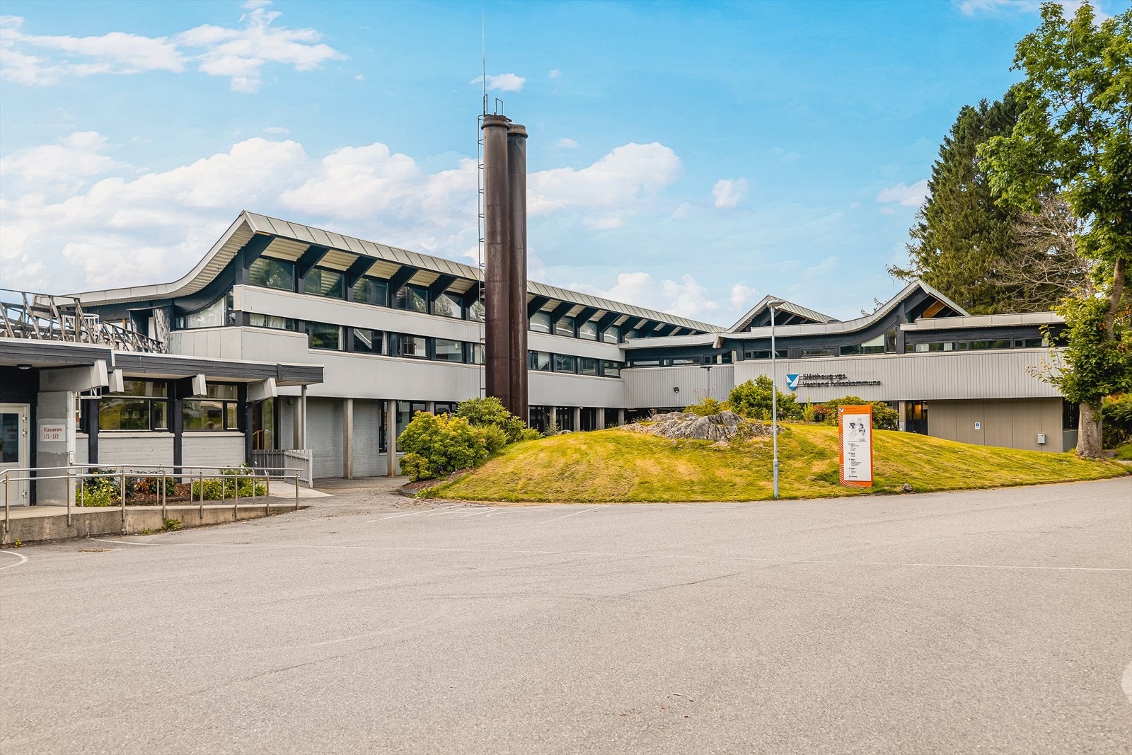 Nærmeste videregående er Slåtthaug videregående skole. Galleribilde