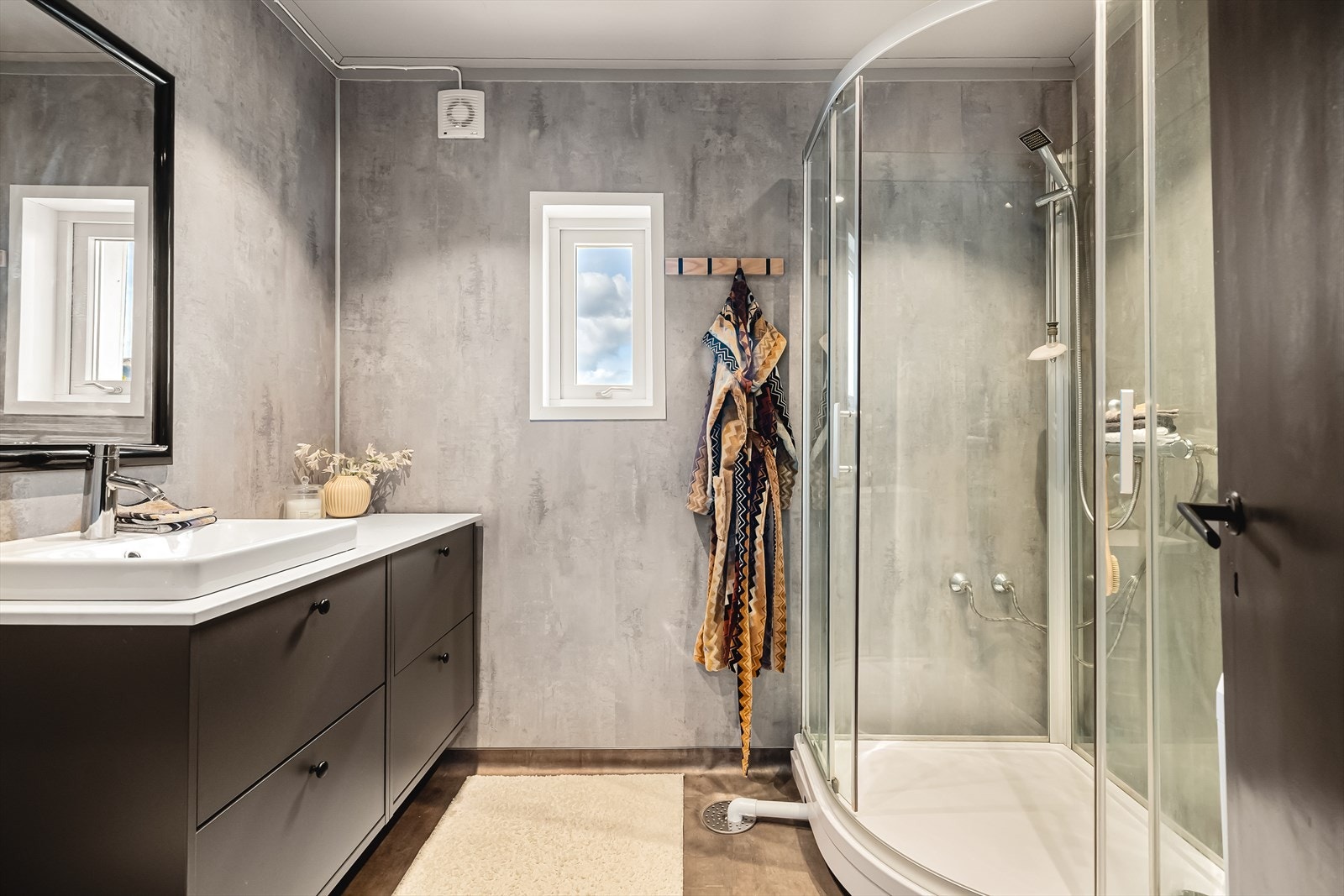 Badet er pusset opp i 2025 og måler 4,8 kvm. Galleribilde