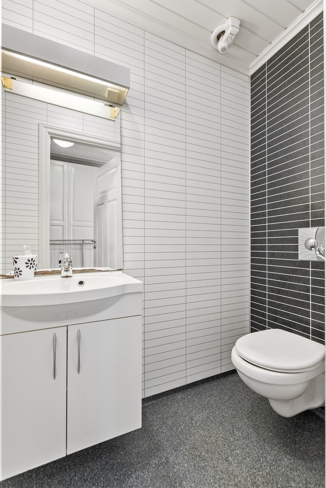 Badet i første etasje er fra 2008 og har praktiske løsninger med innebygget sisterne. Galleribilde