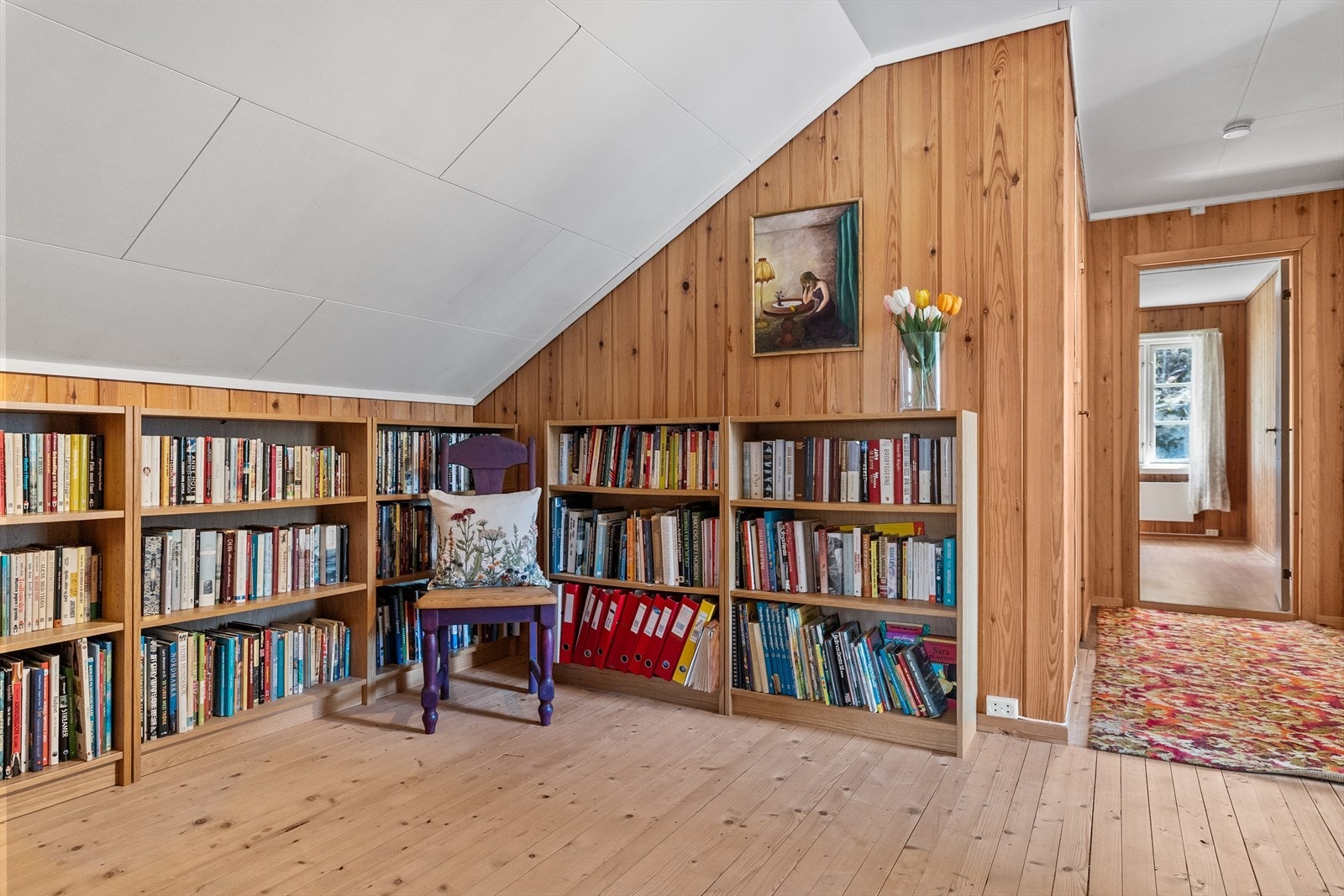 Mellomgang med plass til oppbevaringsmuligheter eller et lite bibliotek? Galleribilde