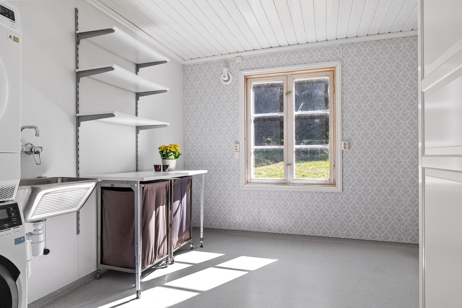 Vaskerommet har praktisk utslagsvask. Galleribilde