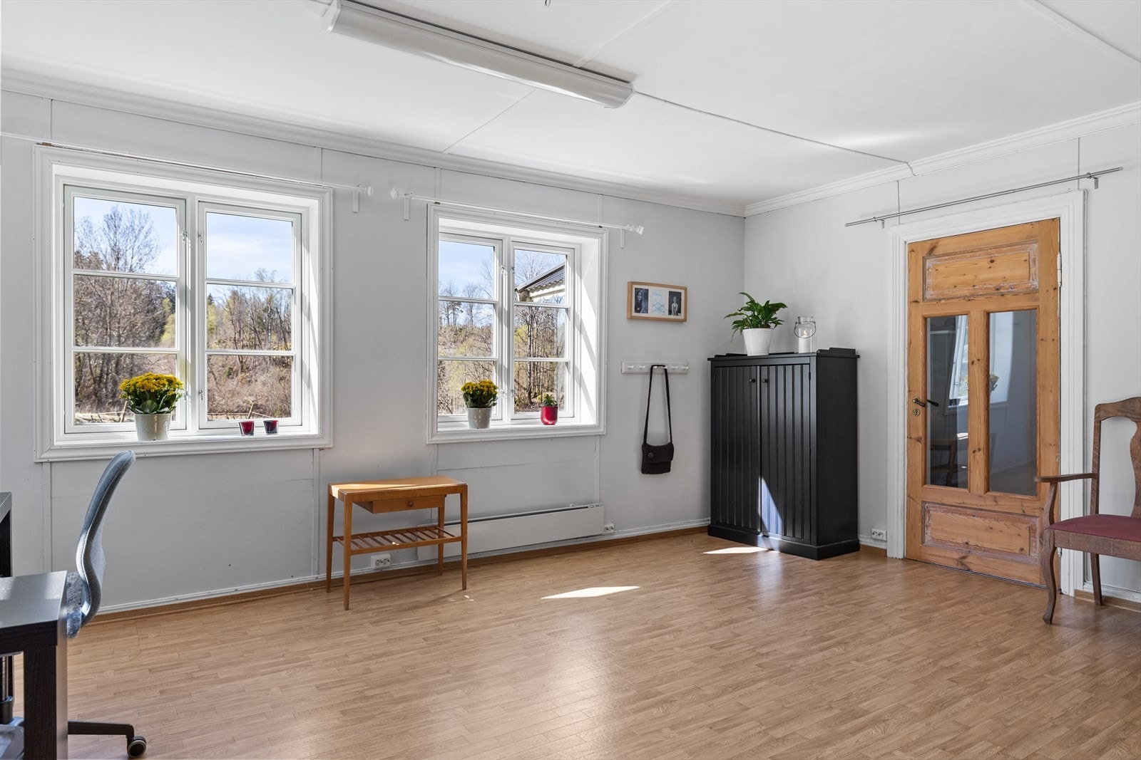 Rommet har store vindusflater som gir godt med lysinnslipp Galleribilde