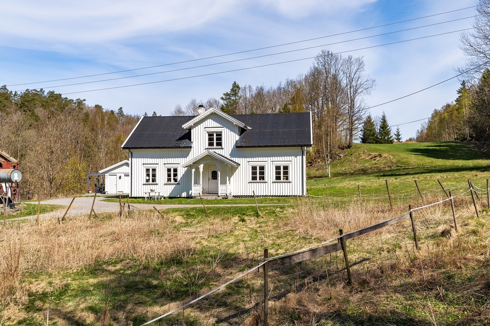 Eiendommen har en rolig og skjermet beliggenhet omgitt av skog og variert kulturlandskap, noe som gir gode muligheter for friluftsliv året rundt. Galleribilde