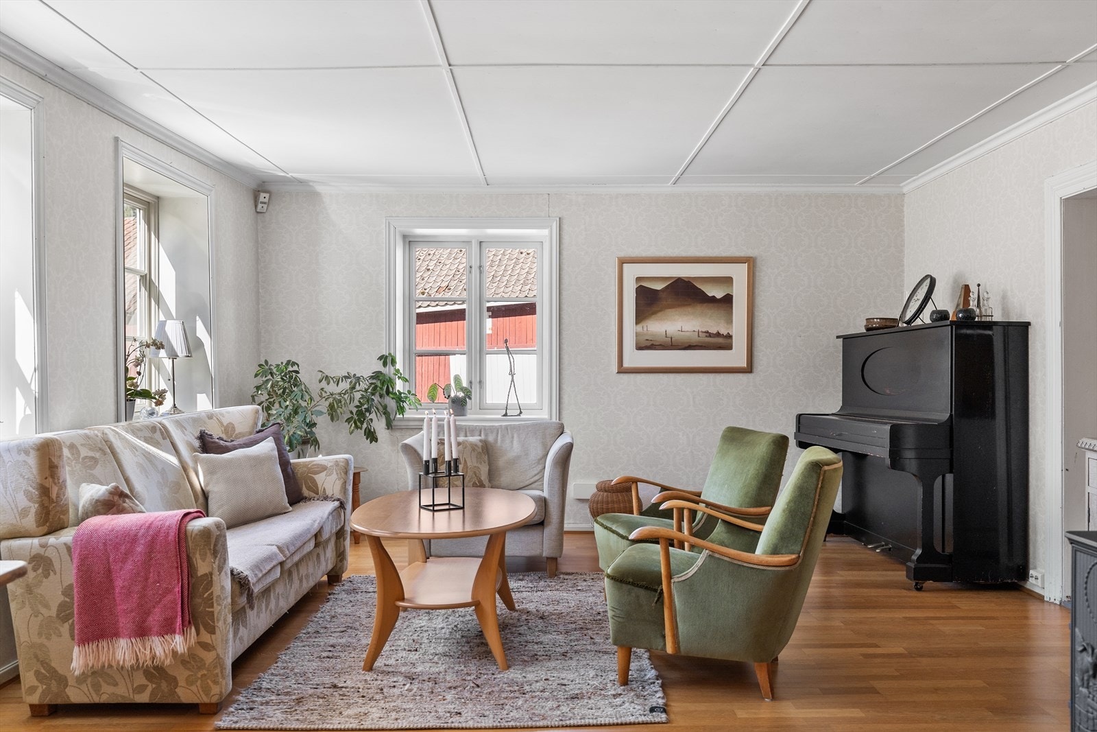 Stuen er romslig med plass til større sofagruppe. Galleribilde