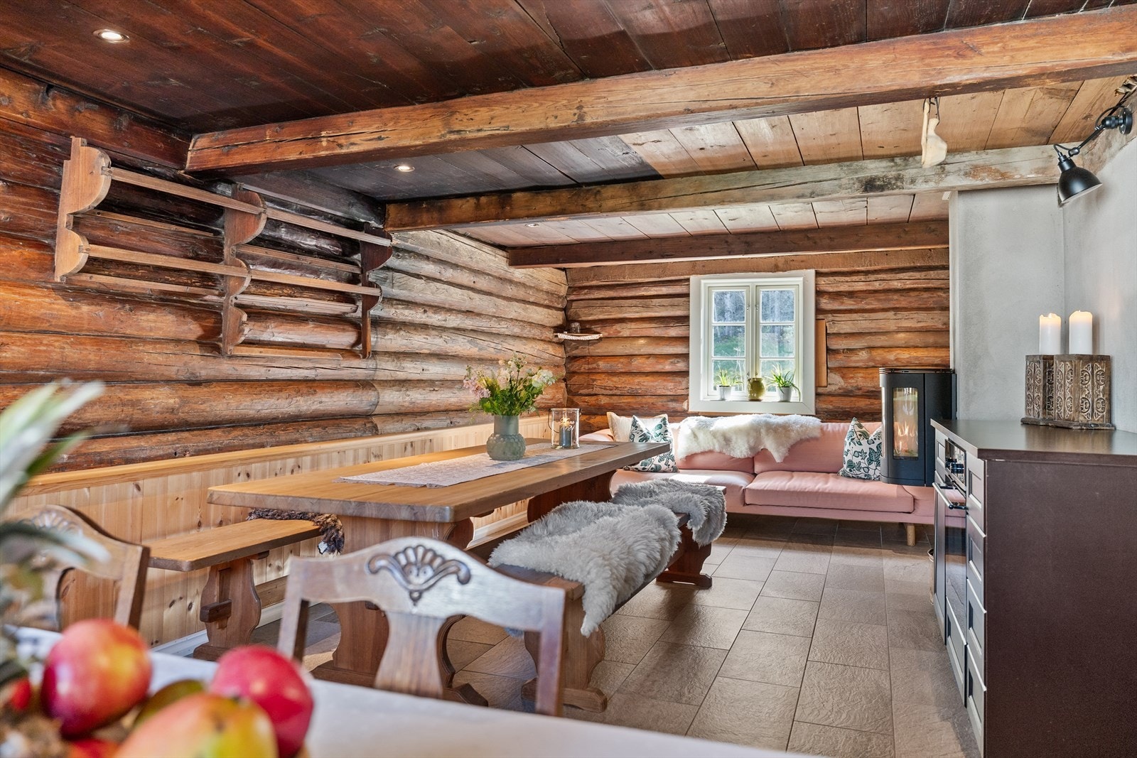 I den flotte tømmerstuen har man tatt vare på sjarmen med huset fra 1800 tallet. Tømmerstuen har peisovn fra 2015, stekeovn og benkeplass. Varmekabler i gulv. Galleribilde