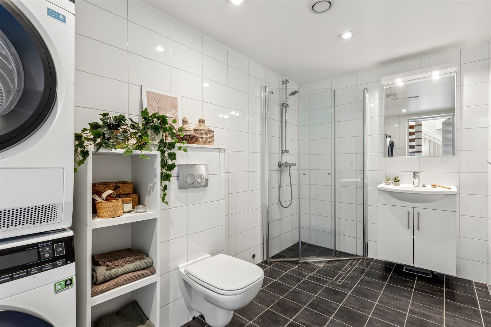 Leiligheten har 2 bad. Badet i hovedetasjen er et flislagt modulbad med gulvvarme og opplegg for vaskemaskin Galleribilde