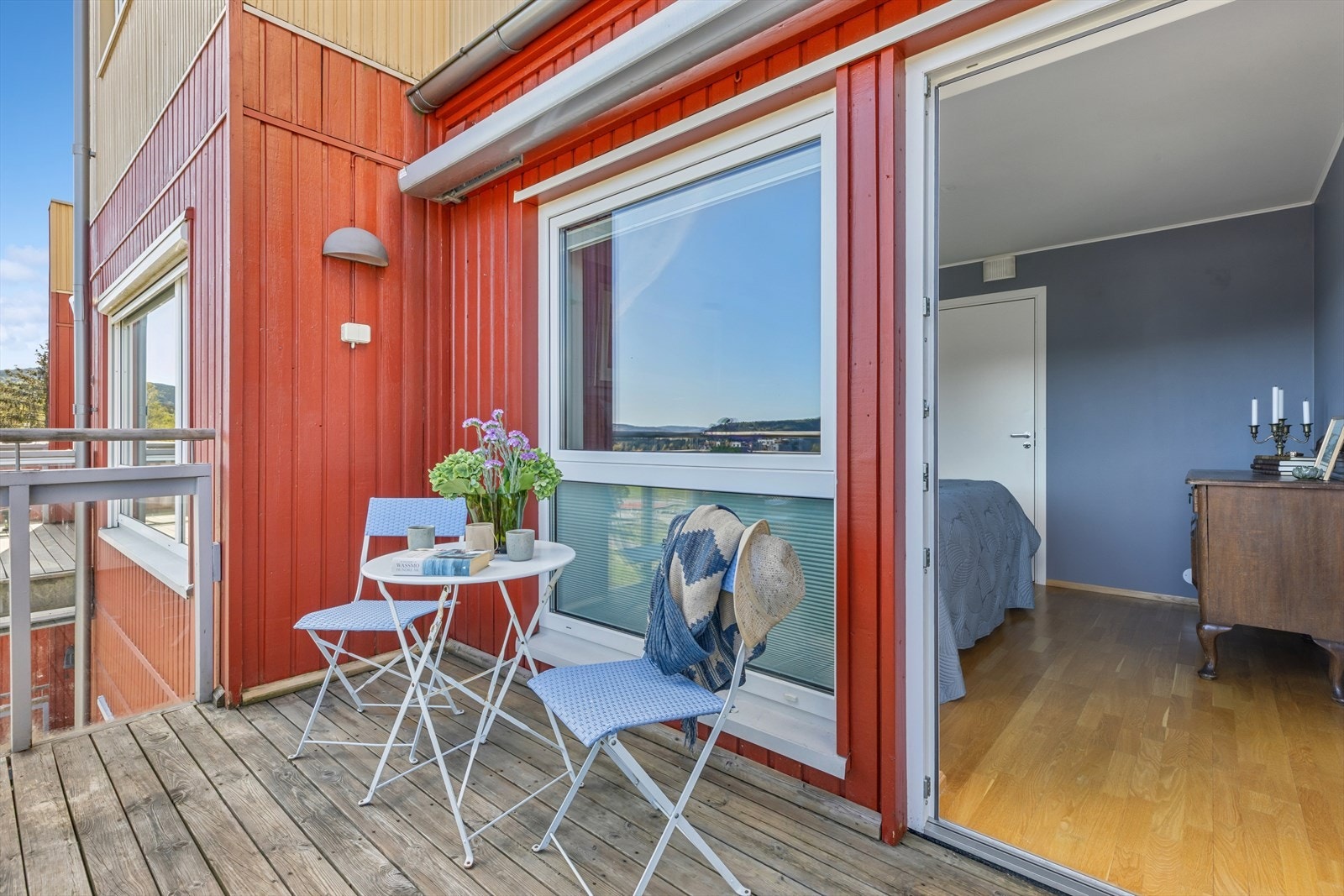 Balkongen utenfor soverommet byr på herlige morgenstunder i solen eller sval skygge på ettermiddagen Galleribilde