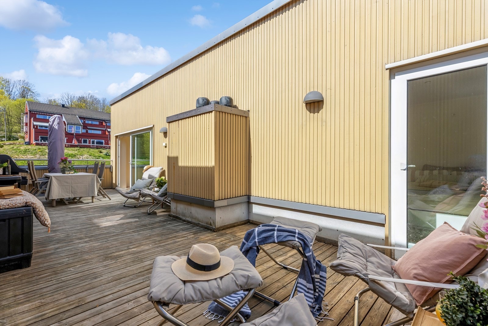 Takterrassen fungerer som en forlengelse av stuen på sommerhalvåret Galleribilde