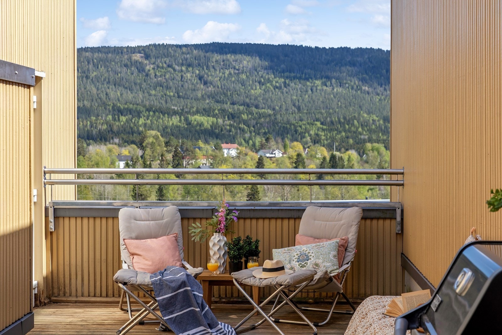 Her kan du sitte nokså usjenert og nyte deilige sommerkvelder og fin utsikt Galleribilde