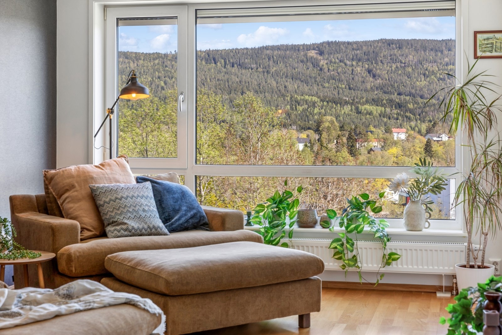 Leiligheten har flott utsikt over nærområdet Galleribilde