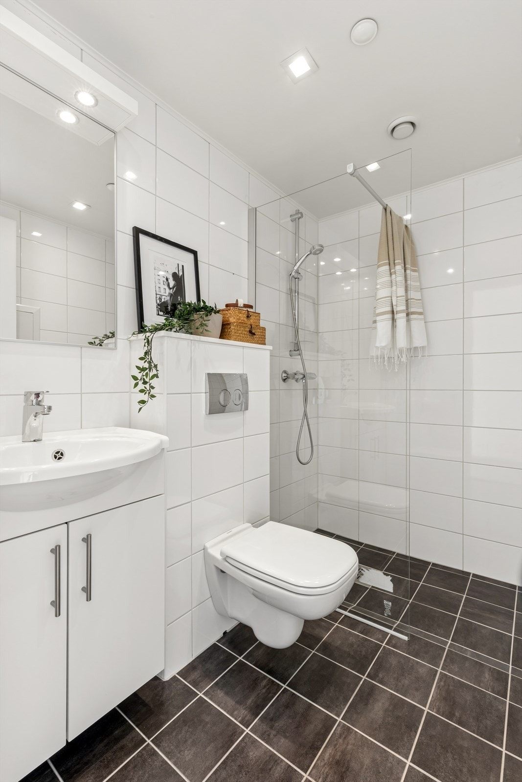 Badet oppe har også lyse, flislagte overflater og praktisk plassert i nærheten av soverommet. Elektriske varmekabler i gulvet Galleribilde