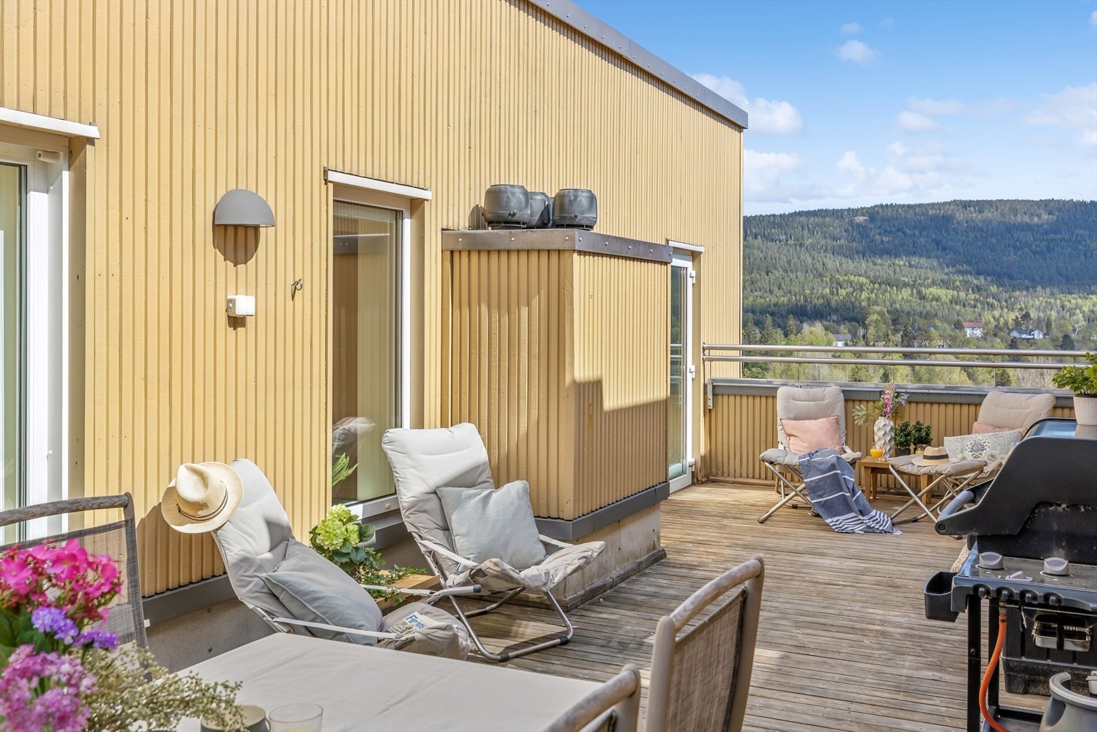 Dette er en lys og innholdsrik 4-roms over to plan med takterrasse på hele 33 m2, heis og 2 garasjeplasser (én med elbillader) Galleribilde