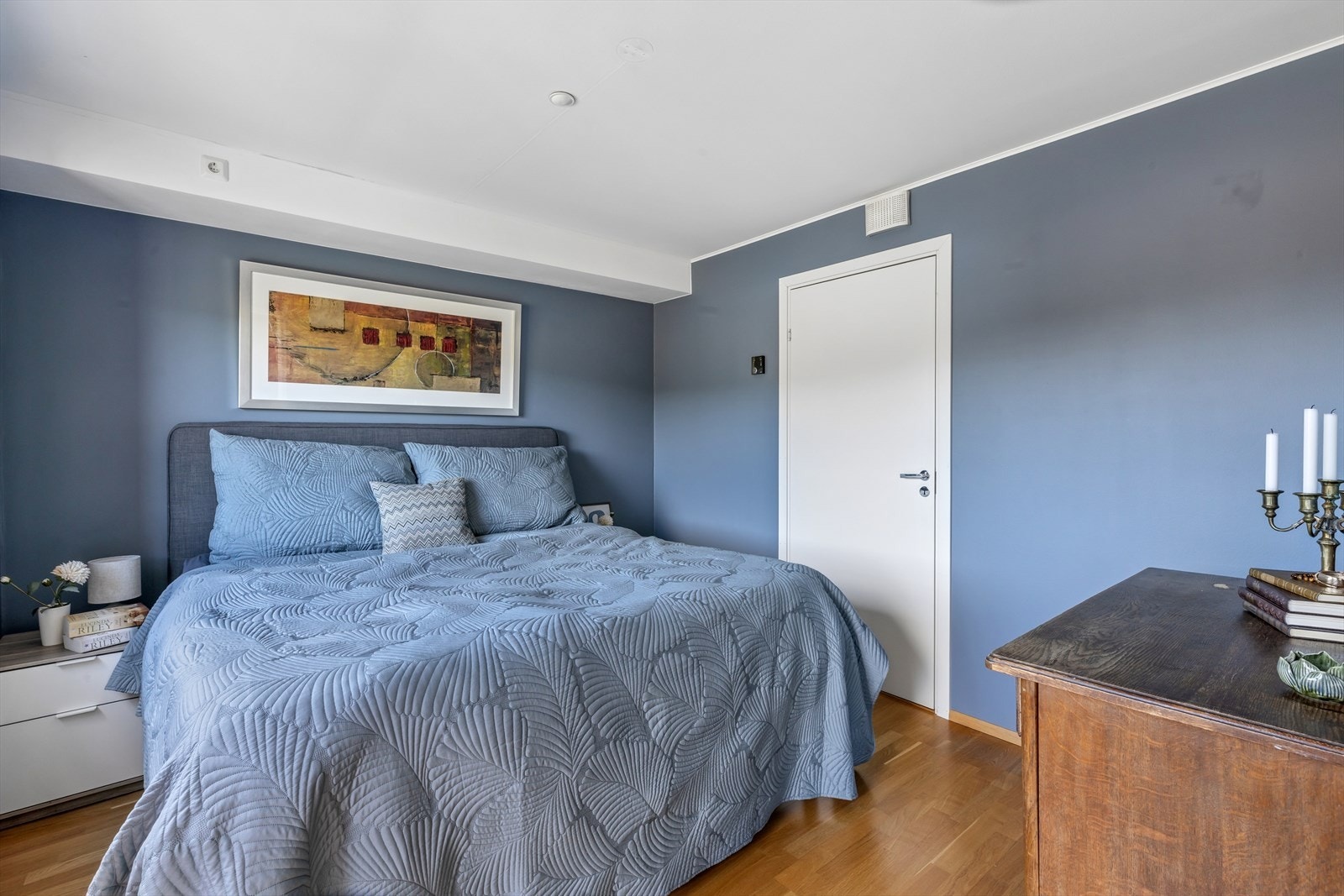 Soverommet har adkomst inn til en bod/walk-in-closet Galleribilde