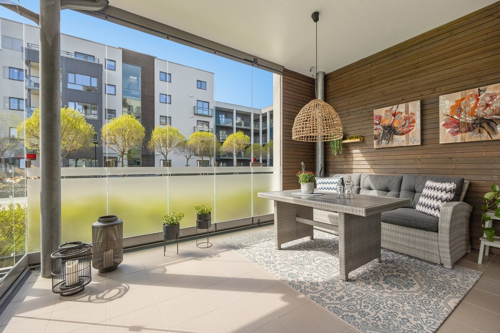 Fin uteplass på hele 24 kvm, fordelt på 12 kvm innglasset og 12 kvm åpen terrasse. Begge er flislagt. Galleribilde