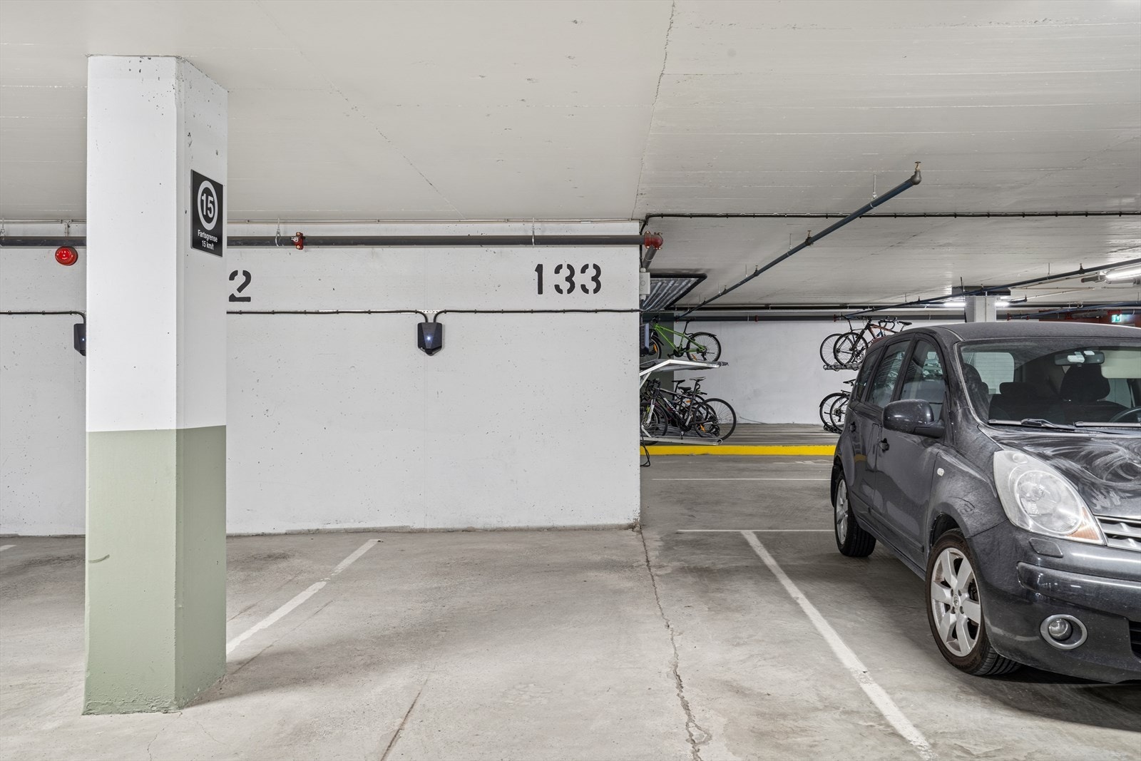 Det følger med 2 p-plasser i felles p-kjeller. Praktisk adkomst med heis. Du finner butikk på samme etasje. (Bildet viser ikke de medfølgene p-plassene.) Galleribilde