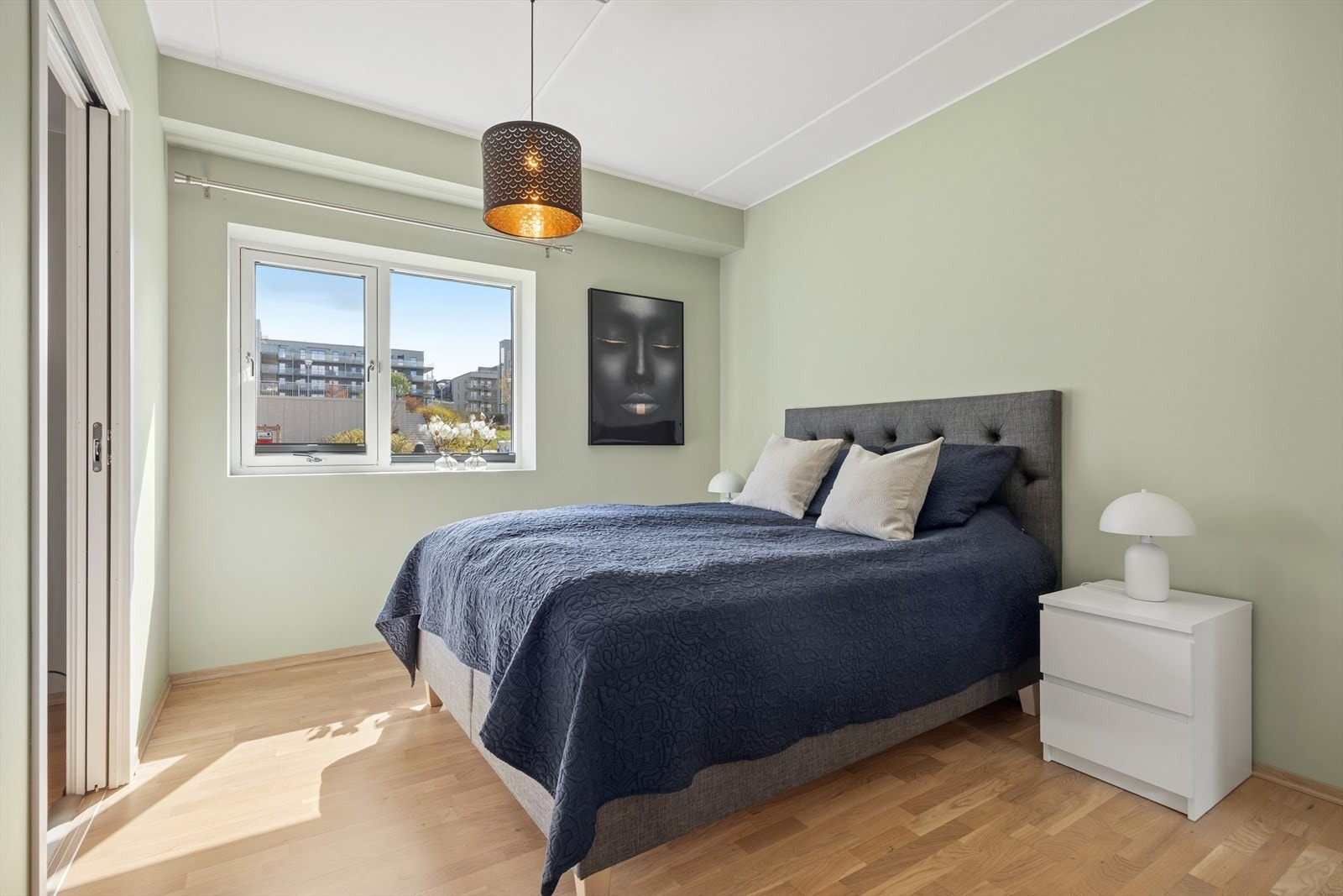 Soverom 1 er på hele 12,4 kvm og har montert innvendig solskjerming og har rikelig med garderobeskap. Her har du direkte tilgang til bad og bod/walk-in garderobe. Galleribilde