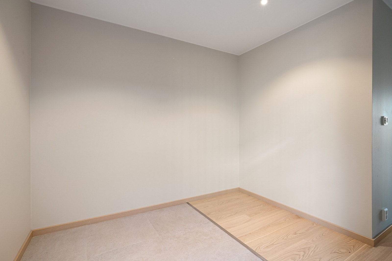 Innbydende og romslig inngangsparti med god plass til rikelig med oppbevaring. Galleribilde